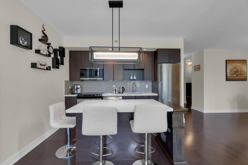 1560 Sqft Elegant Condo At Downtown Hi-End Shopping & Dining Area - Cn Tower View, Bidet, Lockbox Toronto Exterior photo