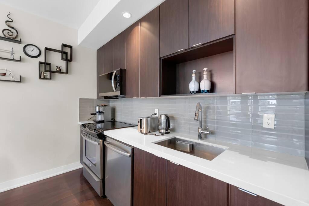 1560 Sqft Elegant Condo At Downtown Hi-End Shopping & Dining Area - Cn Tower View, Bidet, Lockbox Toronto Exterior photo