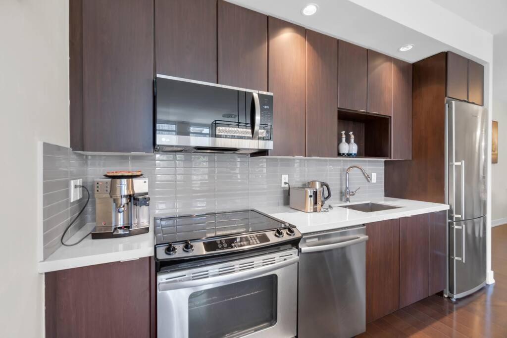 1560 Sqft Elegant Condo At Downtown Hi-End Shopping & Dining Area - Cn Tower View, Bidet, Lockbox Toronto Exterior photo